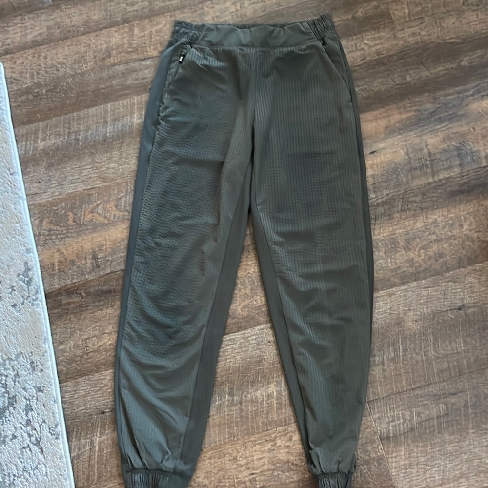 Athleta textured Brooklyn joggers never worn size 2